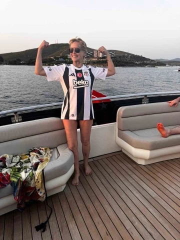 D&uuml;nyaca &uuml;nl&uuml; aktris Bodrum&rsquo;da tatil yapıyor
