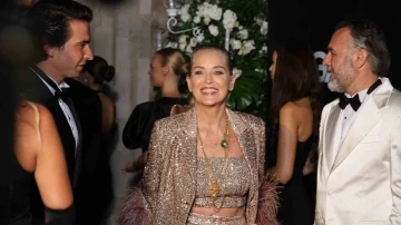 D&uuml;nyaca &uuml;nl&uuml; yıldız Sharon Stone &ouml;d&uuml;l&uuml;n&uuml; aldı
