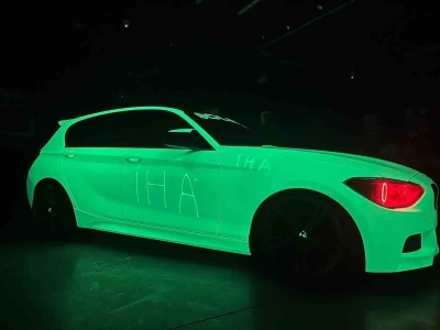 Dünyada eşi nadir olan araç gündüz beyaz, geceleri ise yeşil rengi ile parlıyor
