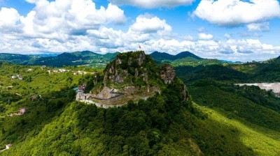 Dünyada tek: Raylı sistemli kale ziyaretçi akınına uğruyor
