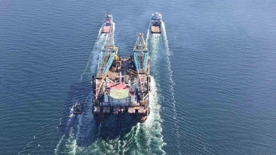 D&uuml;nyanın 3&rsquo;&uuml;nc&uuml; b&uuml;y&uuml;k ağır kaldırma vinci &Ccedil;anakkale Boğazı&rsquo;ndan ge&ccedil;ti
