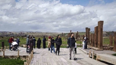 D&uuml;nyanın en b&uuml;y&uuml;k tarihi İslam mezarlığında ziyaret&ccedil;i yoğunluğu başladı
