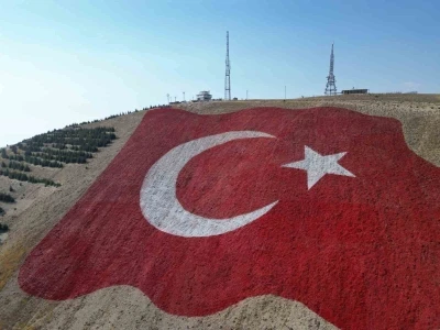 Dünyanın en büyük Türk bayrağı Ahır Dağı’na yapıldı, savaş uçakları selamladı
