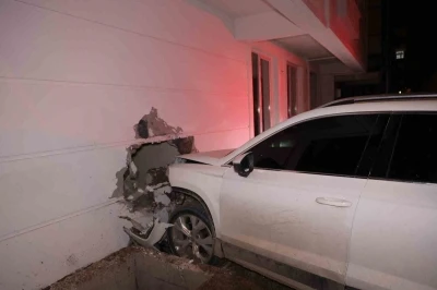 &rsquo;Dur&rsquo; ihtarına uymadı, kaza yapınca durmak zorunda kaldı
