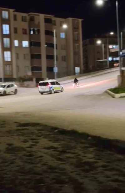 &rsquo;Dur&rsquo; ihtarına uymayan motosikletli b&ouml;yle ka&ccedil;tı
