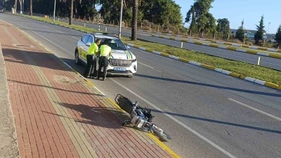 ’Dur’ ihtarına uymayan sürücü kaza yapınca motosikleti bırakıp kaçtı
