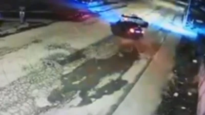 &rsquo;Dur&rsquo; ihtarına uymayan s&uuml;r&uuml;c&uuml; polis aracına &ccedil;arptı, 2&rsquo;si polis 3 yaralı: S&uuml;r&uuml;c&uuml; tutuklandı
