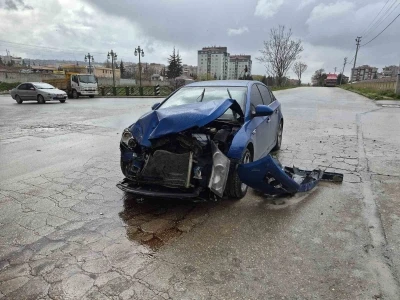 &rsquo;Dur&rsquo; levhasına uymayan otomobil, &ccedil;&ouml;p kamyonuna &ccedil;arptı: 1 yaralı
