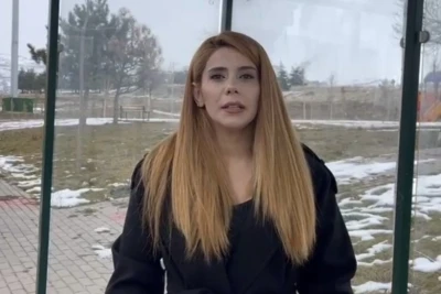 Durakta gen&ccedil; kızları gizlice g&ouml;r&uuml;nt&uuml;leyen şahsa kadın muhtardan tepki
