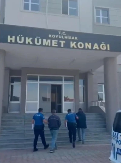Durdurulan iki tırda 27 d&uuml;zensiz g&ouml;&ccedil;men yakalandı
