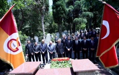 Dursun &Ouml;zbek, Ali Sami Yen ve S&uuml;leyman Seba&rsquo;nın kabrini ziyaret etti
