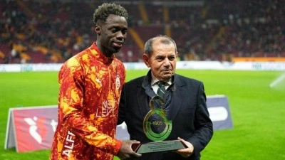 Dursun &Ouml;zbek'ten Davinson Sanchez'e plaket