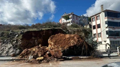 Dursunbey&rsquo;de dev kaya yola d&uuml;şt&uuml;

