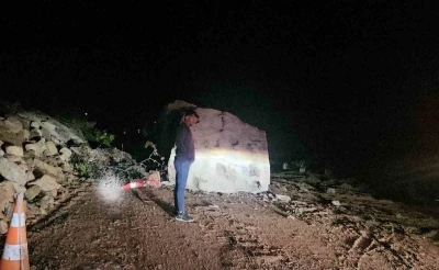 Düşen dev kaya karayolunu ulaşıma kapattı
