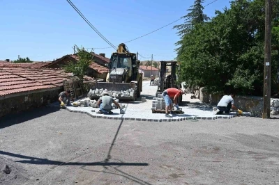 Dutluca Mahallesi&rsquo;nde kilit taş yol &ccedil;alışması devam ediyor
