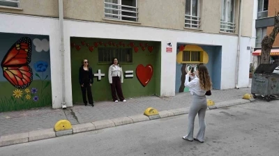 Duvar yazılarından bıkan yönetici çareyi sanatta buldu
