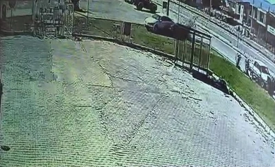 Duvara çarpan ehliyetsiz sürücünün planını güvenlik kamerası bozdu
