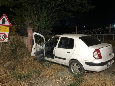 Duvara &ccedil;arpan otomobilin s&uuml;r&uuml;c&uuml;s&uuml; yaralandı
