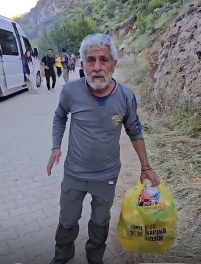 Duyarlı vatandaş piknik alanındaki &ccedil;&ouml;pleri elleriyle topladı
