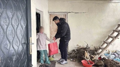 Duyarlı vatandaştan bayram &ouml;ncesi ihtiya&ccedil; sahibi ailelere yardım paketi
