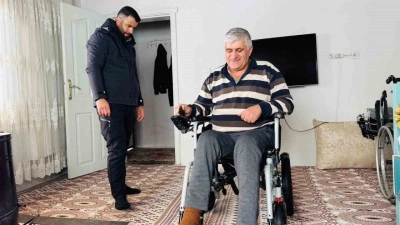 Duyarlı vatandaştan engelli vatandaşa ak&uuml;l&uuml; sandalye desteği