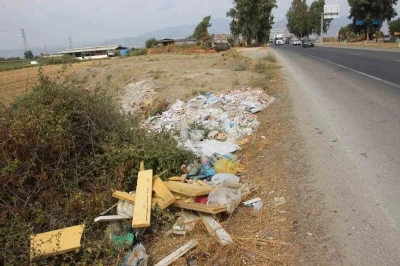 Duyarsız vatandaşlar yol kenarlarını çöplüğe çevirdi
