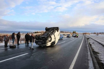 D&uuml;z yolda kontrolden &ccedil;ıktı, takla atarak durabildi: 1 yaralı

