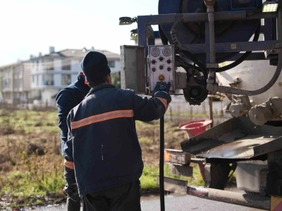 D&uuml;zce Belediyesi menfez ve mazgalları temizledi
