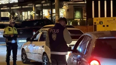 Düzce’de ambulansa yol vermeyen sürücü sağlık kontrolüne gönderiliyor
