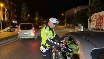 Düzce’de ara sokaklarda da polis ekipleri denetimlerini sürdürüyor
