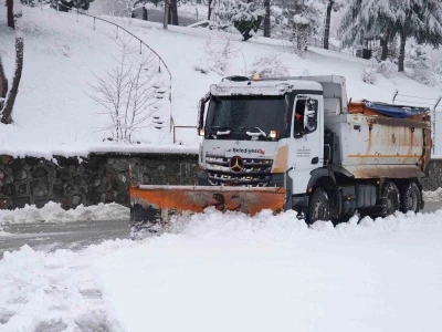 D&uuml;zce&rsquo;de belediye ekipleri kar yağışıyla birlikte sahaya indi
