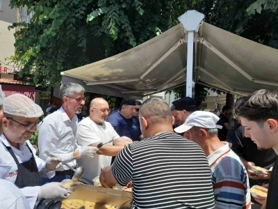D&uuml;zce&rsquo;de bin kişinin ağzı AK Parti tarafından dağıtılan aşure ile tatlandı
