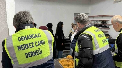 D&uuml;zce&rsquo;de cami cemaati &ouml;ğrencilere iftar veriyor
