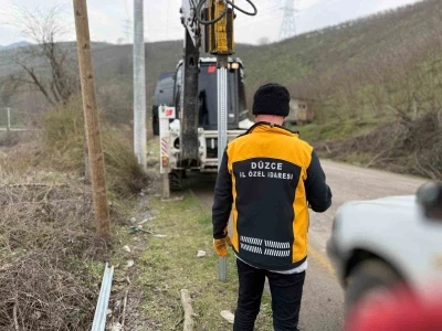 D&uuml;zce&rsquo;de grup yollarında tabela &ccedil;alışmaları s&uuml;r&uuml;yor
