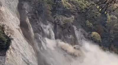 Düzce’de heyelan anı kameraya yansıdı: Otomobil kıl payı kurtuldu
