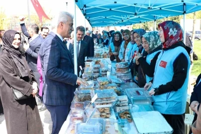 D&uuml;zce&rsquo;de ihtiya&ccedil; sahibi nişanlı gen&ccedil;ler i&ccedil;in hayır &ccedil;arşısı
