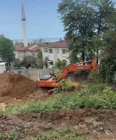 D&uuml;zce&rsquo;de inşaat alanında toprak kaydı, bina sakinleri sokağa d&ouml;k&uuml;ld&uuml;

