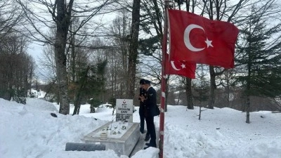 D&uuml;zce&rsquo;de jandarma personeli şehitleri kabirleri başında andı