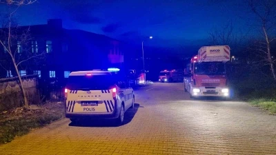 D&uuml;zce&rsquo;de kuvvetli r&uuml;zgar okulun &ccedil;atısını u&ccedil;urdu
