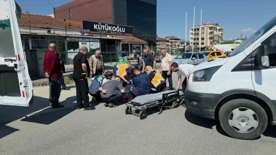 D&uuml;zce&rsquo;de minib&uuml;s, motosiklete &ccedil;arptı 1 yaralı
