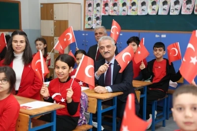 D&uuml;zce&rsquo;de &ouml;ğrenciler ikinci d&ouml;neme T&uuml;rk bayraklarıyla başladı
