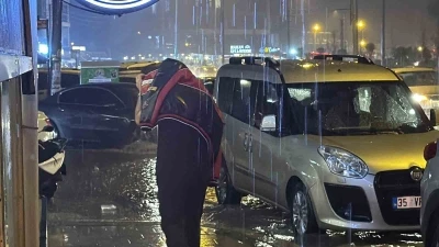 Düzce’de şiddetli yağış sokakları göle çevirdi
