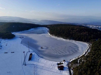 D&uuml;zce&rsquo;de Topuk Yaylası G&ouml;leti buz tuttu
