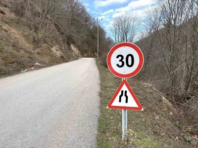 D&uuml;zce&rsquo;de trafik levhaları yenileniyor
