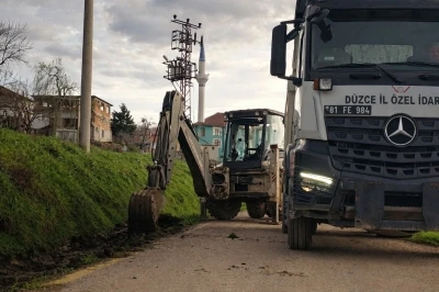 D&uuml;zce&rsquo;de yağmur suyu i&ccedil;in v kanal altyapısı s&uuml;r&uuml;yor

