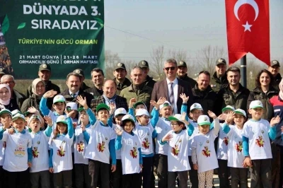 D&uuml;zce&rsquo;de y&uuml;zlerce fidan toprakla buluştu
