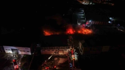 D&uuml;zce&rsquo;deki fabrika yangını havadan g&ouml;r&uuml;nt&uuml;lendi
