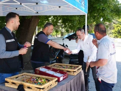 D&uuml;zce&rsquo;deki mezarlıklarda bayram dayanışması
