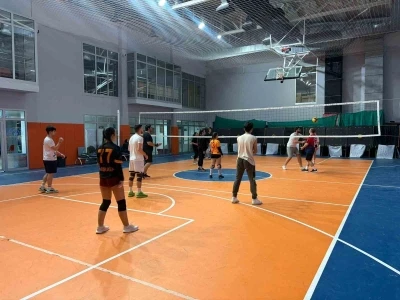D&uuml;zce Gen&ccedil;lik Merkezi&rsquo;nde voleybol heyecanı s&uuml;r&uuml;yor
