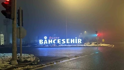 D&uuml;zce sis altında kaldı: G&ouml;r&uuml;ş mesafesi 10 metreye d&uuml;şt&uuml;
